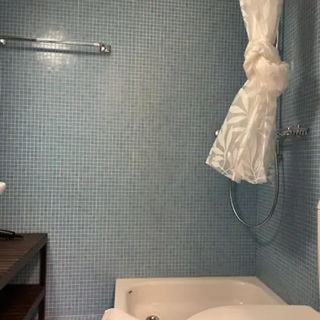 Amazing In The Centre - Art 17