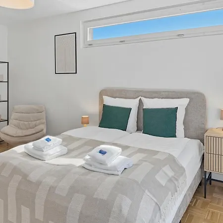 Amazing In The Centre - Art 17