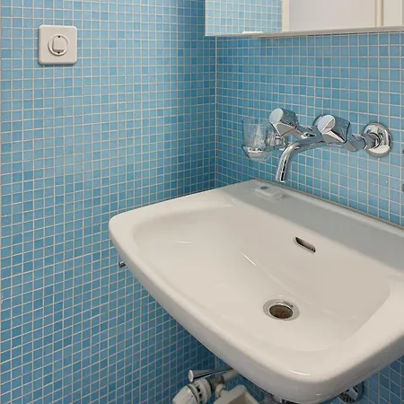 Amazing In The Centre - Art 17