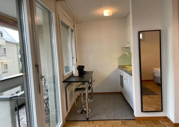 Amazing In The Centre - Art 17 *