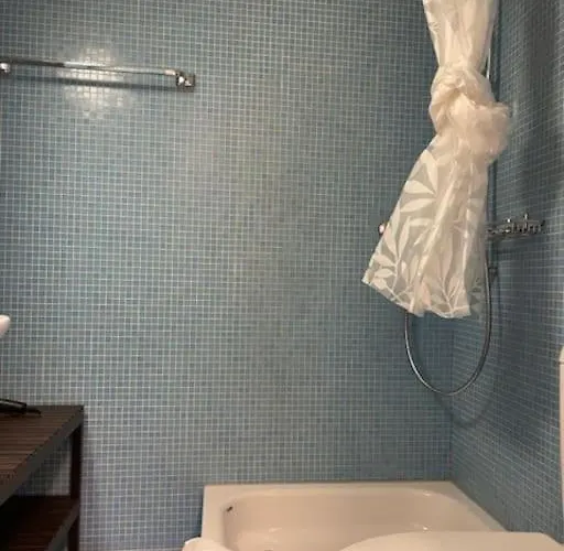 Amazing In The Centre - Art 17