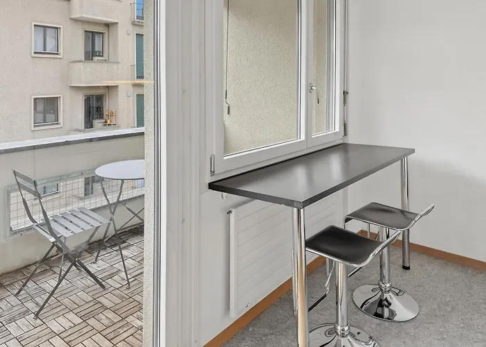 Amazing In The Centre - Art 17 *