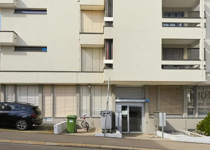 Amazing In The Centre - Art 17 *