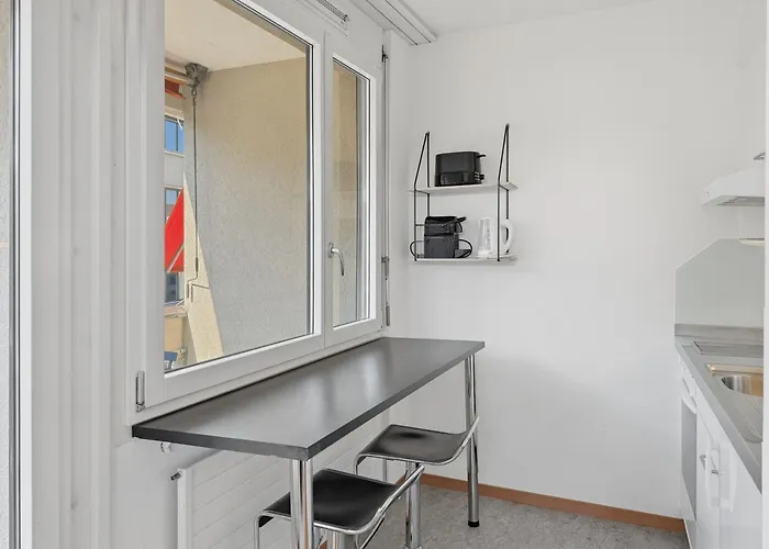 Amazing In The Centre - Art 17