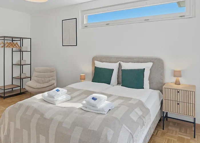 Amazing In The Centre - Art 17