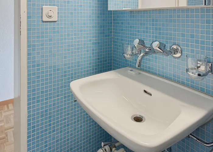 Amazing In The Centre - Art 17