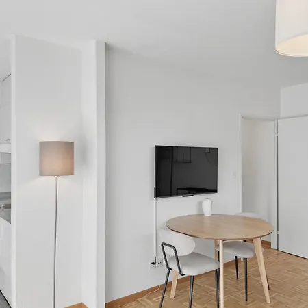 Amazing In The Centre - Art 17